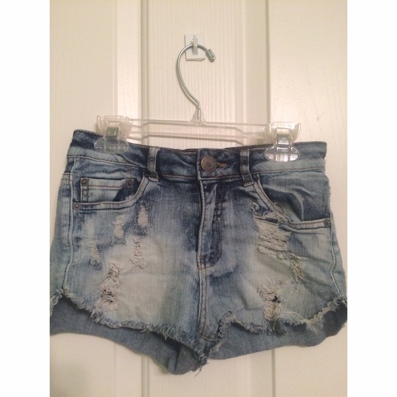 ON HOLD Distressed high-waisted jean shorts!