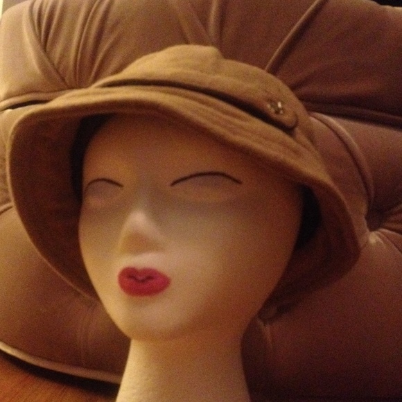 M/L tan coach bucket hat