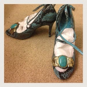 BCBGeneration turquoise heels