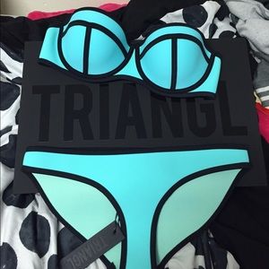TRIANGL BATHINGSUIT FOR SYDNEYSANTOS1