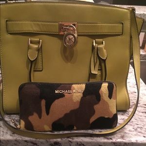 Michael Kors Zip around Continental Wallet