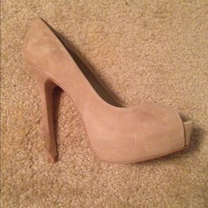 Cathy Jean - Size 6 1/2 - Nude peep toe pumps