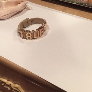 True heart creamy bracket