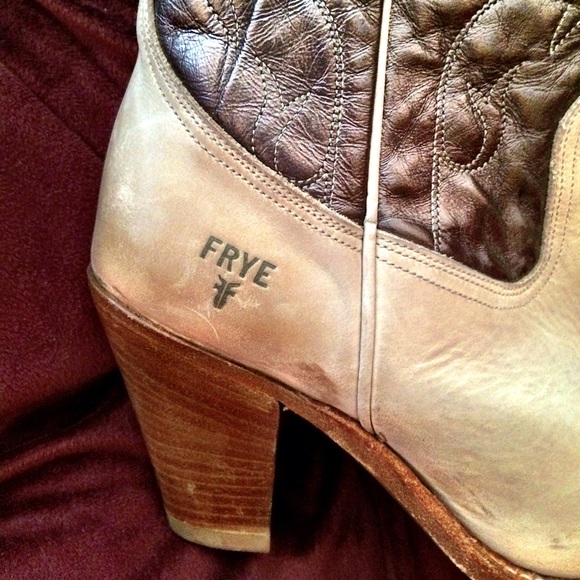 🎉7/15 HOST PICK🎉 RARE Metallic/Beige Frye Boots - Picture 2 of 2