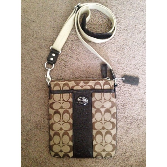 Vintage brown Coach crossbody.