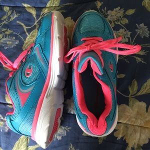 Girls sneakers like new