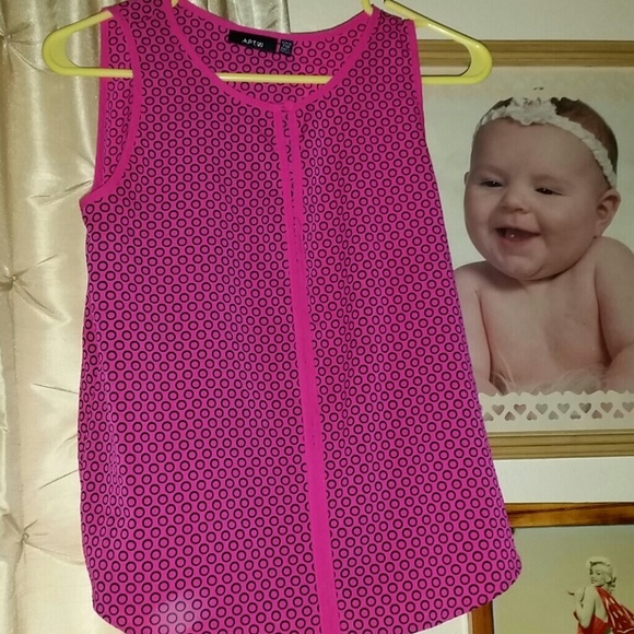 Beautiful polka dot shirt with keyhole opening in - Picture 1 of 3