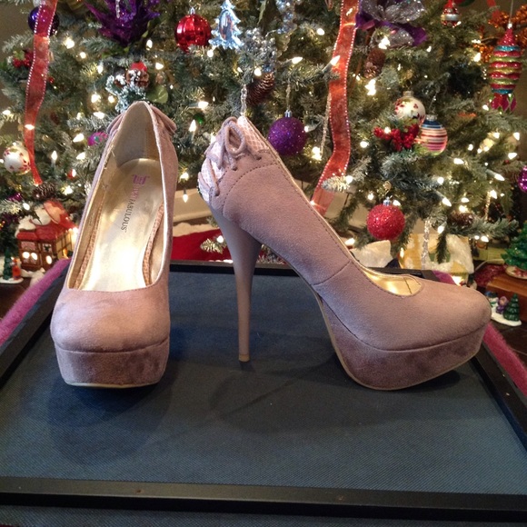 High heel pumps