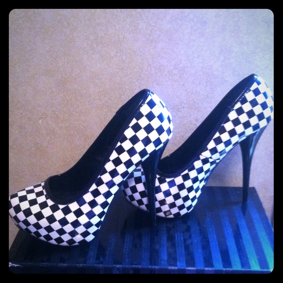 Black and white checkered body central pumps