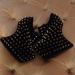 Black velour spike invert wedges