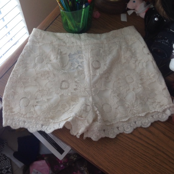 Floral Lace Cream High-Waisted Shorts - Picture 2 of 3