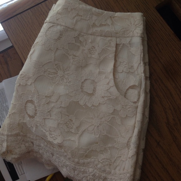 Floral Lace Cream High-Waisted Shorts - Picture 3 of 3
