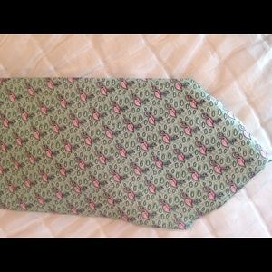 Tie- men's vineyard vines neck tie