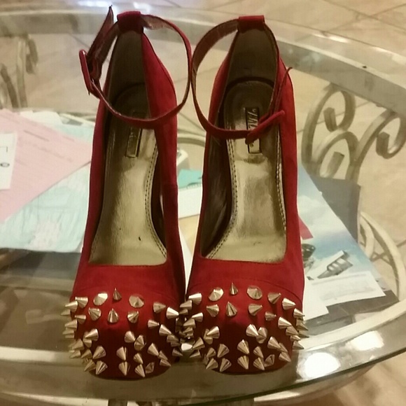 Red spiked pumps - Picture 2 of 3