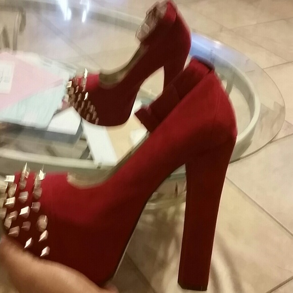 Red spiked pumps - Picture 3 of 3
