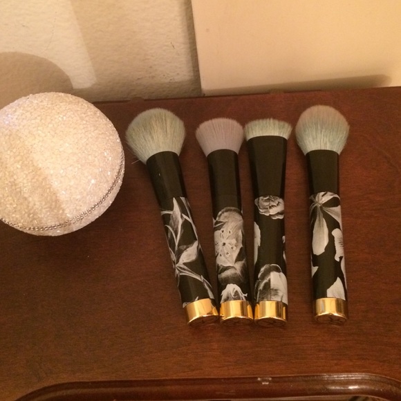 Sold on 🅿️🅿️Sonia kashuk brush set