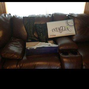 Extra wide-calf black boots