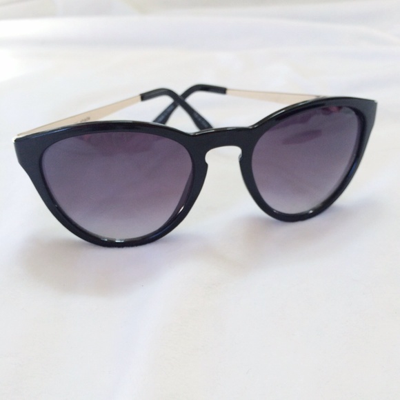 Urban Outfitters Accessories - Black sunglasses