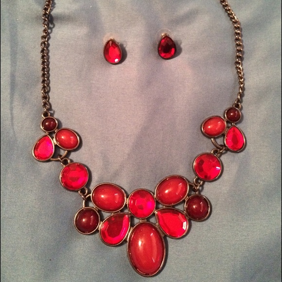 Red jewel statement necklace and earring set. - Picture 1 of 2