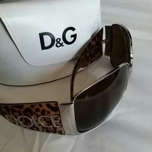 Dolce  and Gabbana Oversized sunglasses