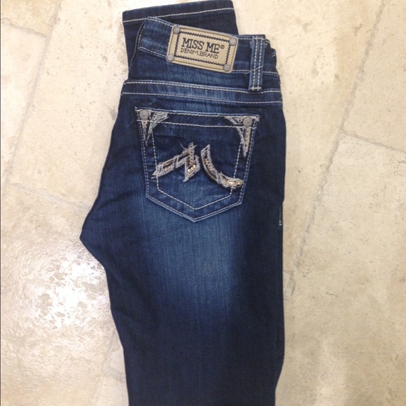 Miss Me dark wash skinny jeans!