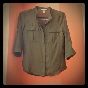 3/4 sleeve army green top. Button up