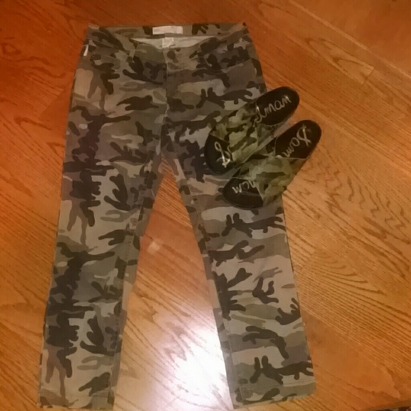 SOLD NWOT CAMO CAPRIS