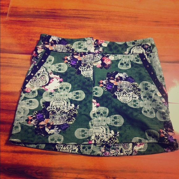 Skull and floral skirt - Picture 1 of 2