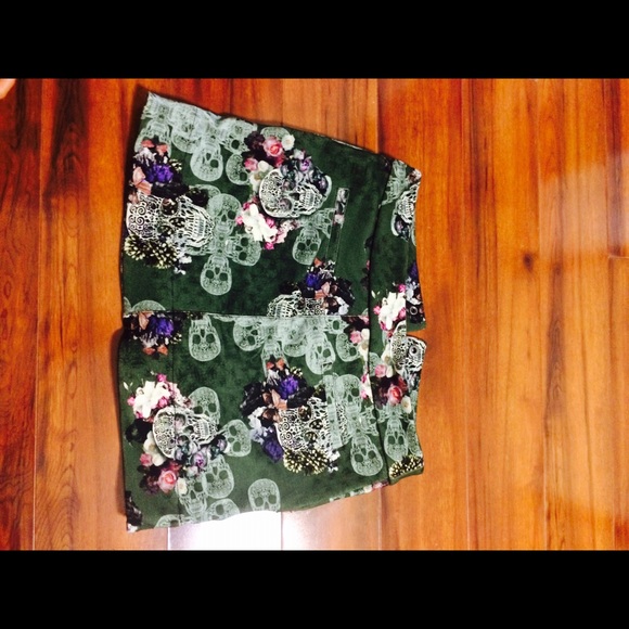 Skull and floral skirt - Picture 2 of 2