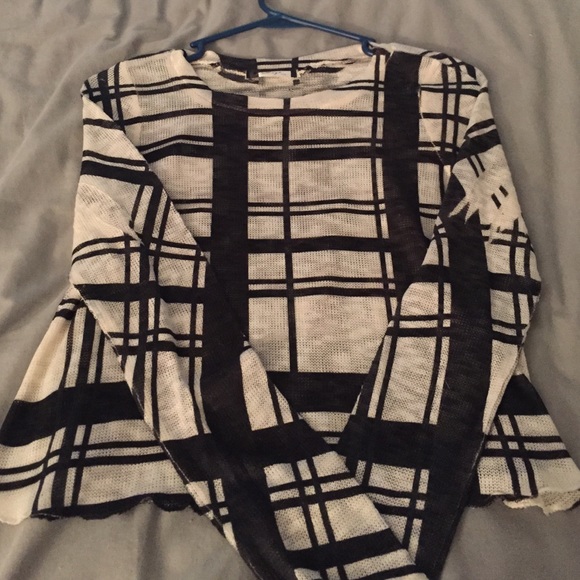 Black and white cropped top