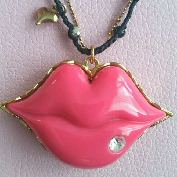 AUTHENTIC BETSEY JOHNSON PINK SEXY LIPS NECKLACE