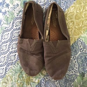 Grey Toms
