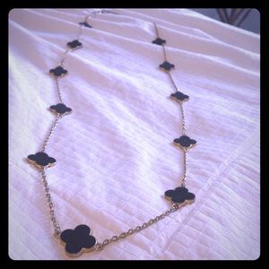 Fornash clover flower necklace- black