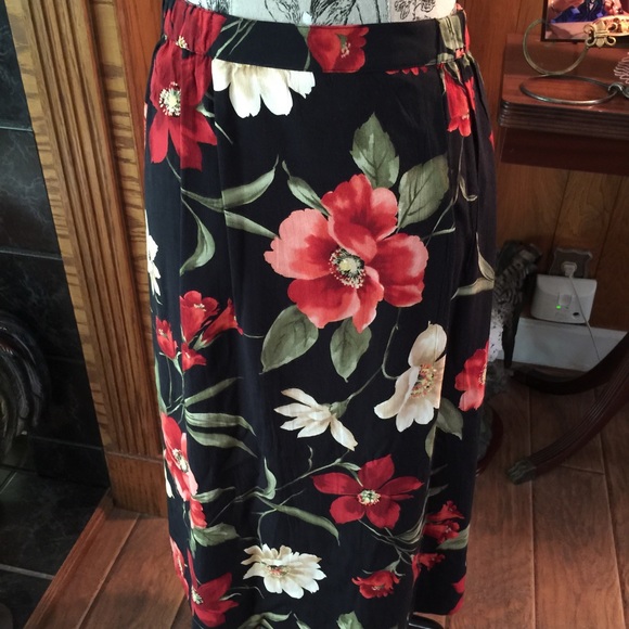 PRETTY SKIRT💥new listing💥4-26-15 - Picture 2 of 3