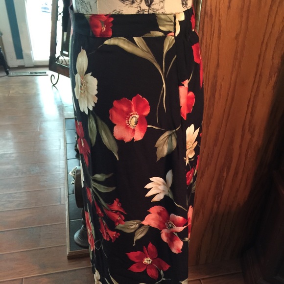 PRETTY SKIRT💥new listing💥4-26-15 - Picture 3 of 3