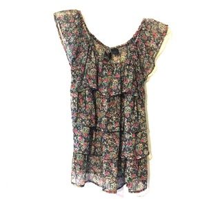 Country chic top perfect with cut offs and boots!