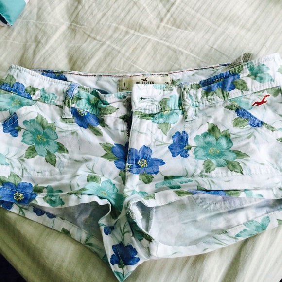 Hollister floral shorts🌸🌺🌷