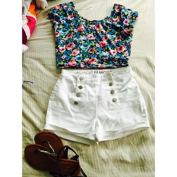 Cute white high wasted shorts💋