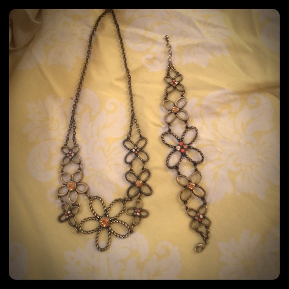 Flowered necklace with matching bracelet
