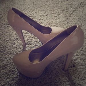 Nude pumps