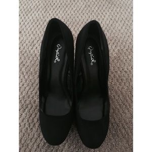 Quipid Black suede like wedges for date night!