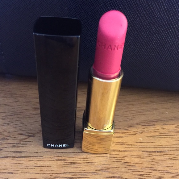 Rouge Allure Velvet 37 L'exuberante