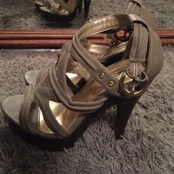 Triangle design heels - Picture 2 of 3