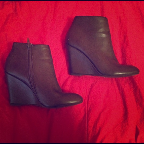 Grey wedge boots