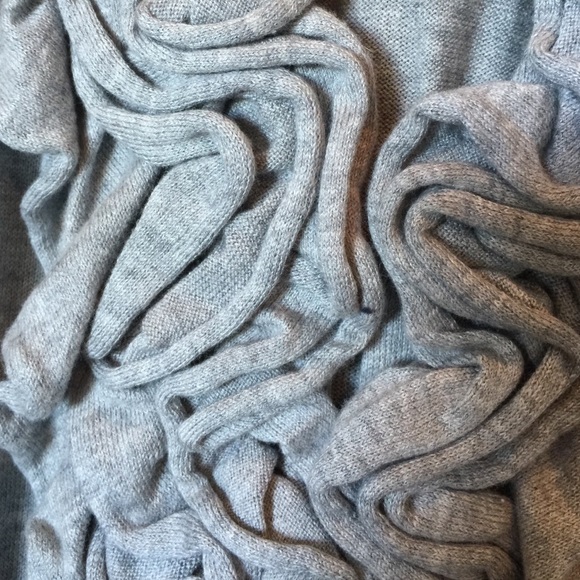💎 New Gray Ruffled Cardigan 💎 - Picture 3 of 4
