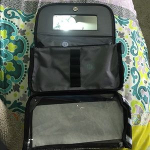 TRAVELING MAKEUP BAG