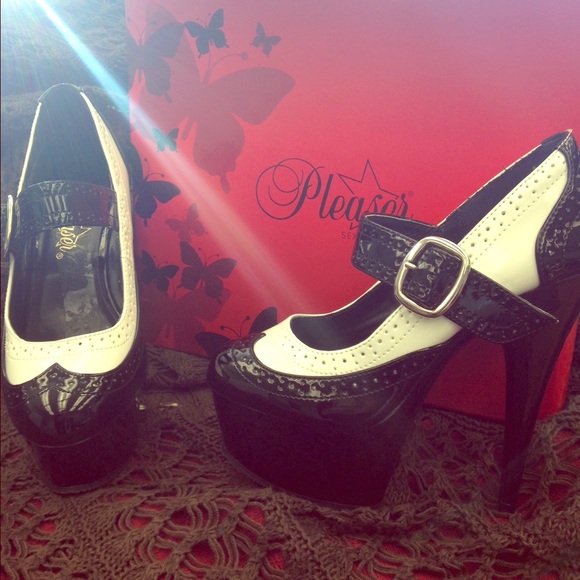 Black n white Mary Jane heels