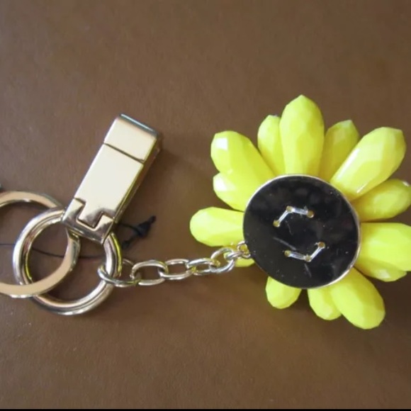FREE W $35 PURCHASE🌼JUICY COUTURE KEY RING - Picture 3 of 4