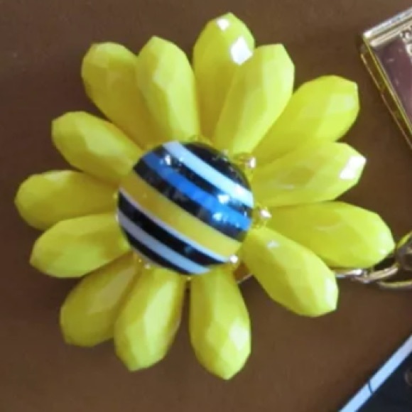 FREE W $35 PURCHASE🌼JUICY COUTURE KEY RING - Picture 4 of 4
