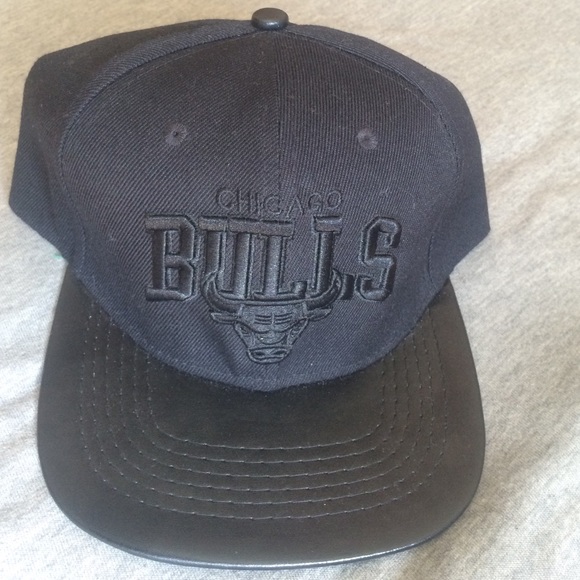 RARE CHICAGO BULLS BLACK SNAPBACK